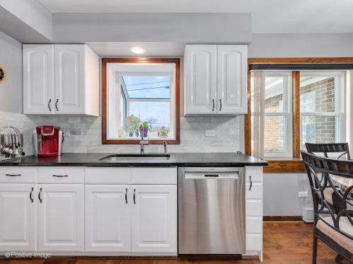 8170 Davis St, Niles IL 60714-1506 exterior