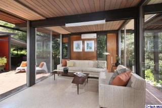 3020 Buckingham Rd, Glendale, CA 91206-1403