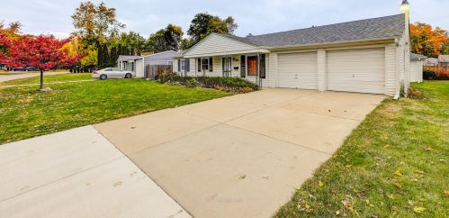 27 Surrey Rd, Boulder Hill, IL 60538-2024
