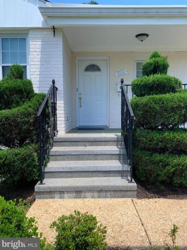 6518 Ivy Hill Dr, Mc Lean, VA 22101-5202