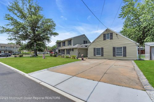 8 Wagon Rd, Hazlet, NJ 07730-1835