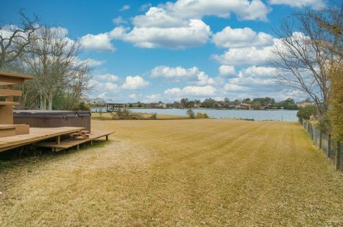 117 Cedar Ln, Taylor Lake Village, TX 77586-6124
