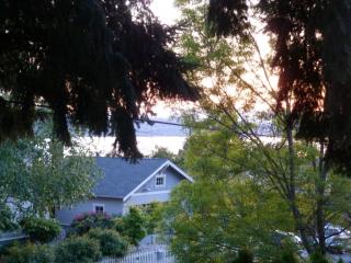 648 14th Ave, Kirkland, WA 98033-4828