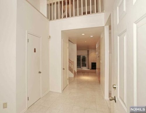 229 Westervelt Ln, Mahwah, NJ 07430-3230