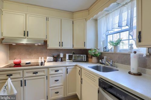 946 Salisbury Ct, Lancaster PA  17601-5164 exterior