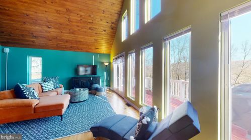 400 Cardinal Dr, Rio WV  26755-6048 exterior