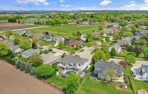 416 Prairieview Pkwy, Pingree Grove IL  60140-9626 exterior