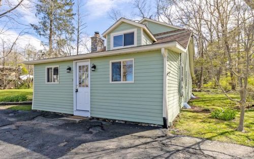 19 Washington Rd, East Hampton, CT 06447-1426