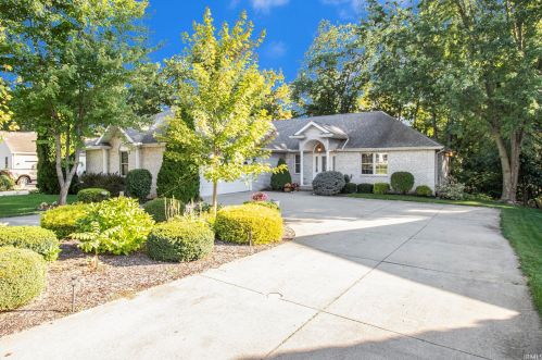 55384 Falling Water Dr, Elkhart, IN 46514-7401