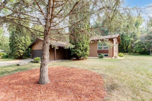 694 Apache Ln, Saint Paul, MN 55120-1648