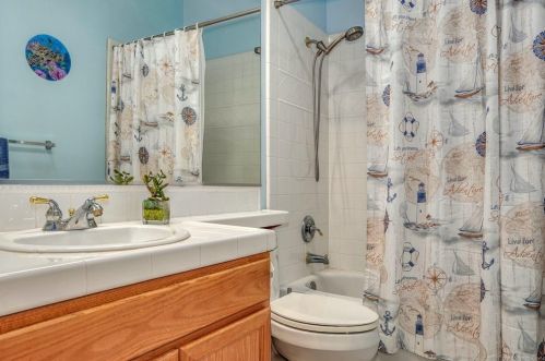1911 Goodwin Dr, Vista CA  92084-2590 exterior