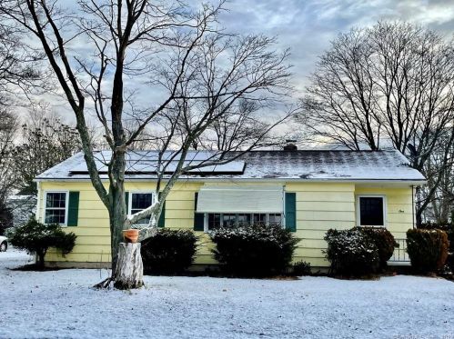 1 Jo Anne St, Niantic, CT 06357-2505