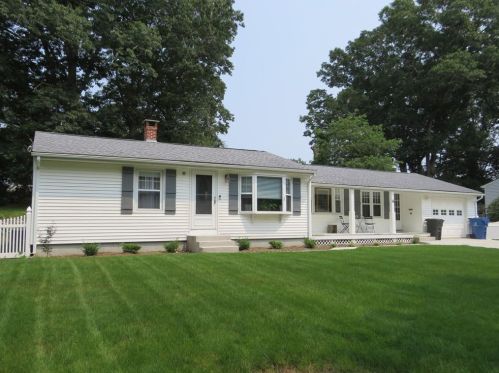 16 Pequot Trl, Warwick, RI 02818-1713