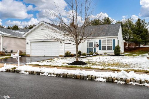 45 Vandevere Ln, Columbus, NJ 08022-2381