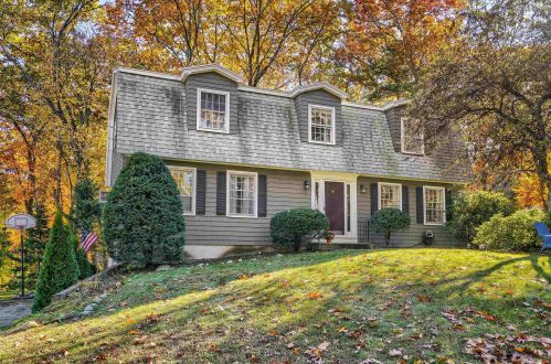 8 Nova Rd, Nashua, NH 03064-1145