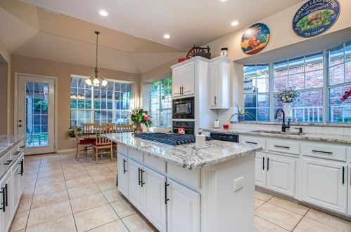 2561 Grn Oak Dr, Carrollton TX 75010-4221 exterior