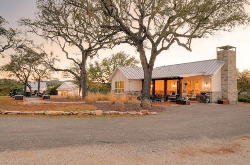 810 Kothmann Rd, Mount Sharp, TX 78620-4068