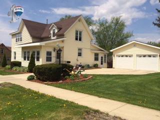 366 Jefferson Ave, Pingree Grove, IL 60140-7639