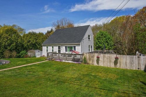 17 Canterbury Dr, Westerly, RI 02808-1303