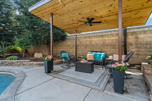 834 7th St, Ripon, CA 95366-2564