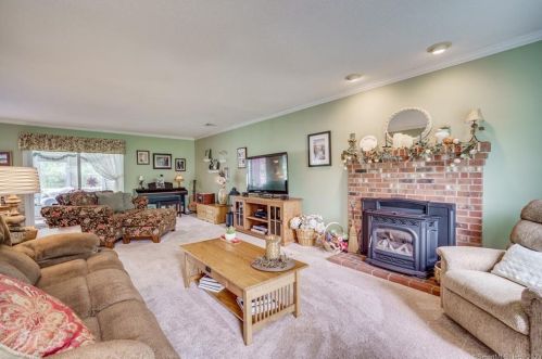 7 Haystack Ln, Somers, CT 06071-2244
