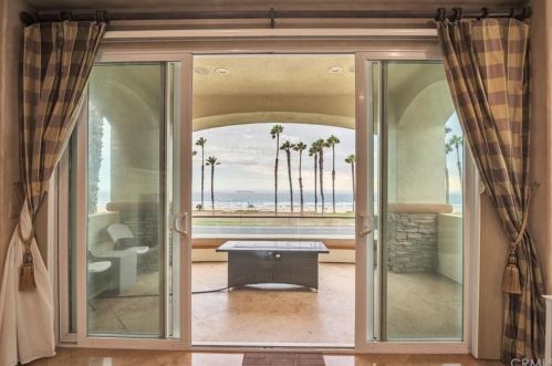 1610 Pacific Coast Hwy, Huntington Beach CA  92648-4434 exterior