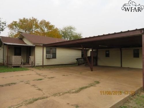607 Glisson Ave, Electra, TX 76360-2218