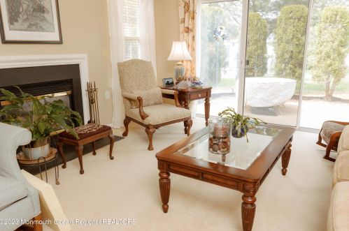4 Edgeworth Cir, Lakehurst, NJ 08759-6075
