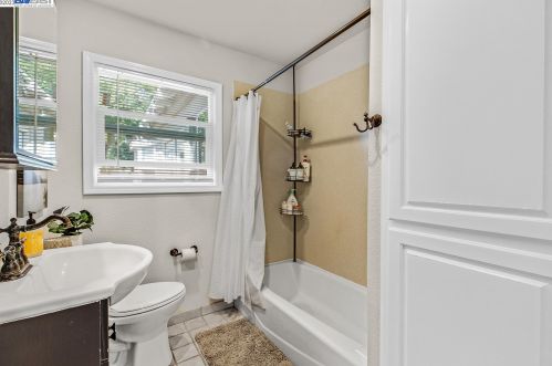 32278 Pulaski Dr, Hayward, CA 94544-8226