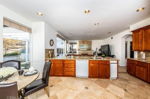 7551 Hollow Oak Rd, Anaheim CA  92808-1429 exterior