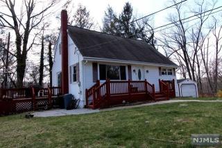 1 Hemlock St, Bloomingdale, NJ 07403-1106