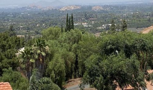 14189 Harvey Ln, Riverside, CA 92503-7423