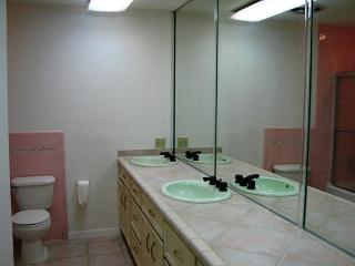 5502 Beverlyhill St, Houston TX  77056-6802 exterior