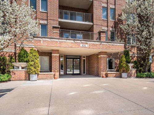 635 Perrie Dr, Elk Grove Vlg IL  60007-1822 exterior