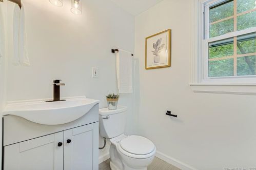 1090 Avery St, Wapping CT  06074-2301 exterior
