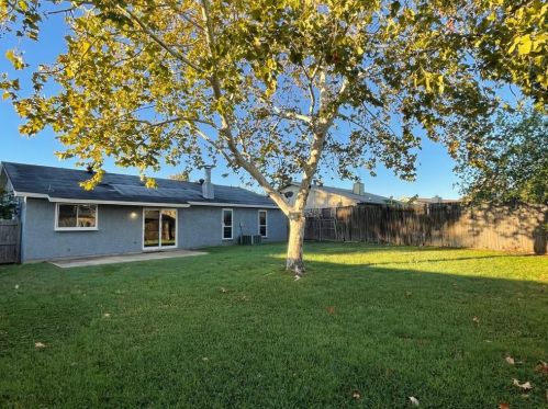 6425 Meadowlark Ln, Fort Worth TX  76148-1733 exterior