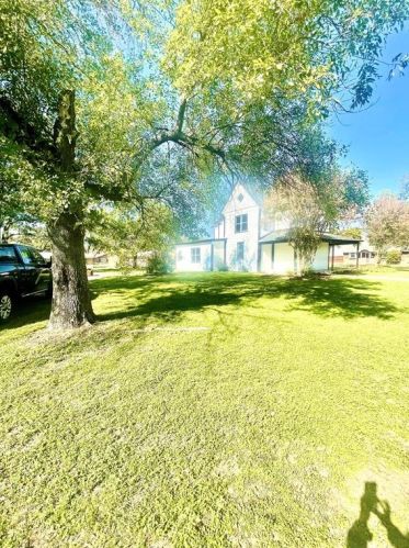 401 2nd St, Wortham, TX 76693-4768