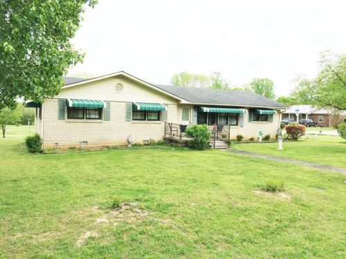 215 Chestnut St, Bruceton, TN 38317-2004