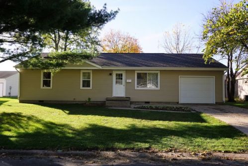 815 Beecher Dr, Tuscola, IL 61953-1301