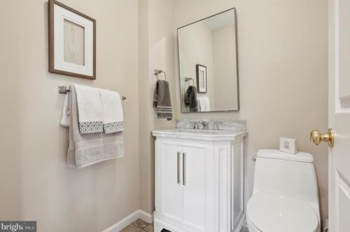 28 Gravers Ln, Philadelphia PA 19118-4132 exterior