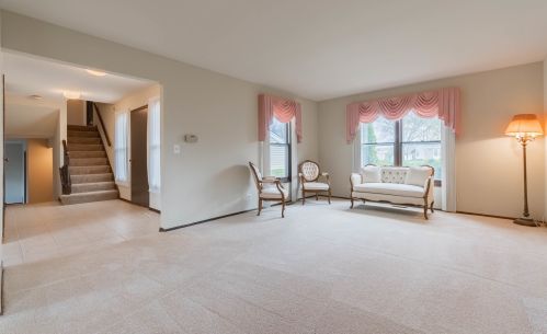 305 Towner Ct, Glendale Heights, IL 60139-2152