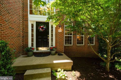 801 Woodbine Ct, Purcellville, VA 20132-6203
