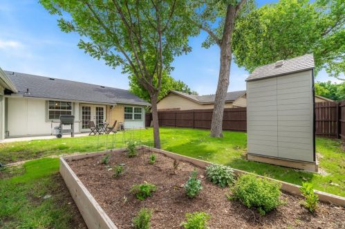 2116 Rockwood Dr, Carrollton TX 75007-5723 exterior