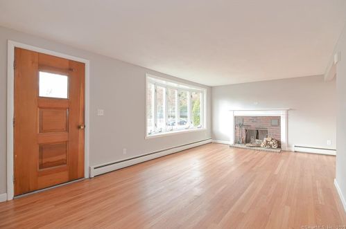 4 Clark Pl, Quaker Hill CT  06375-1204 exterior