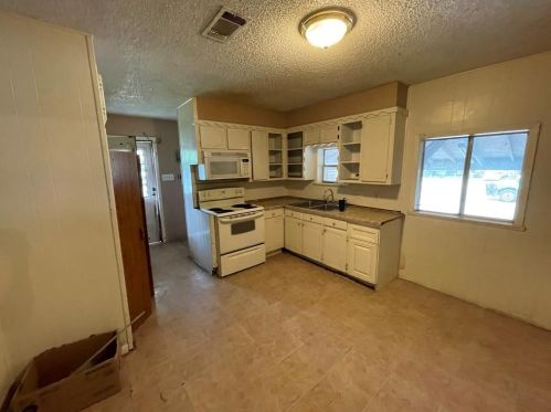 1700 33rd St, Fort Worth TX  76106-6247 exterior