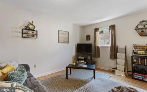 564 Broadway, Hanover PA 17331-2504 exterior