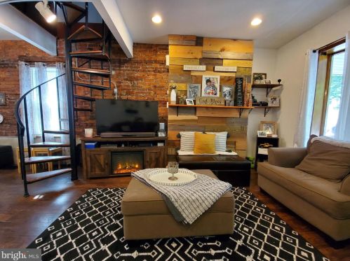 6825 Hegerman St, Philadelphia, PA 19135-2303