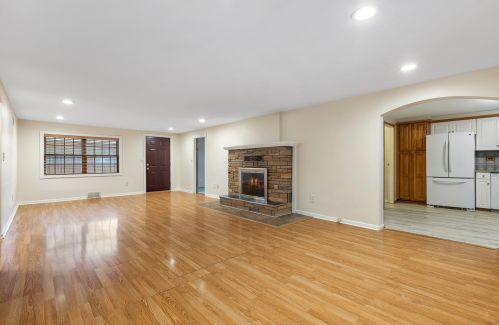 1221 Columbia St, Crete, IL 60417-2103