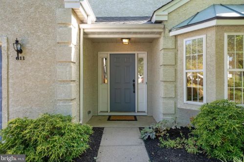 611 Cascade Dr, Mount Laurel, NJ 08054-4928
