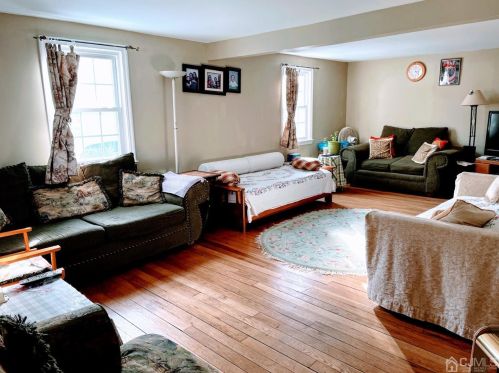 22 Dupont Ave, Piscataway, NJ 08854-2435